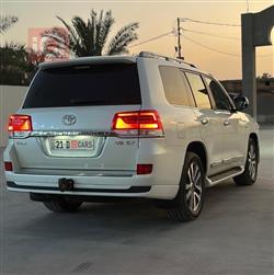 تۆیۆتا لاند کروزەر